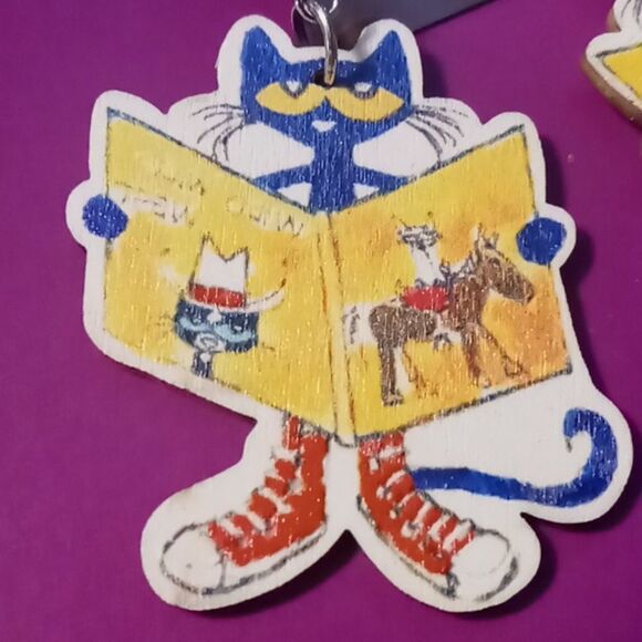 Pete the cat earrings - Picture 2 of 3